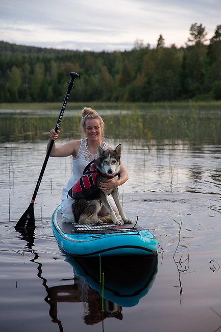 Malin Granqvist paddlar på en SUP tillsammans med en hund
