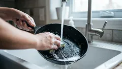 Så här tvättar du bort fett i kallt vatten: 5 klassiska tips