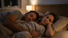 Varför kvinnor sover sämre bredvid män – en experts synpunkt